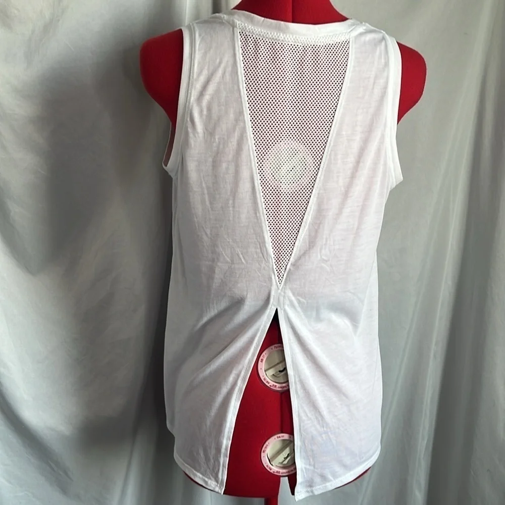 SM196 Old navy active tank top in white with mesh and open. Back detailing - Picture 5 of 8